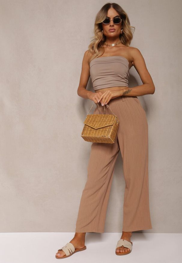 Renee - Beżowe Spodnie Regular w Prążki High Waist Sallamia. Okazja: na co dzień. Stan: podwyższony. Kolor: beżowy. Materiał: tkanina. Wzór: prążki. Styl: klasyczny, elegancki, casual