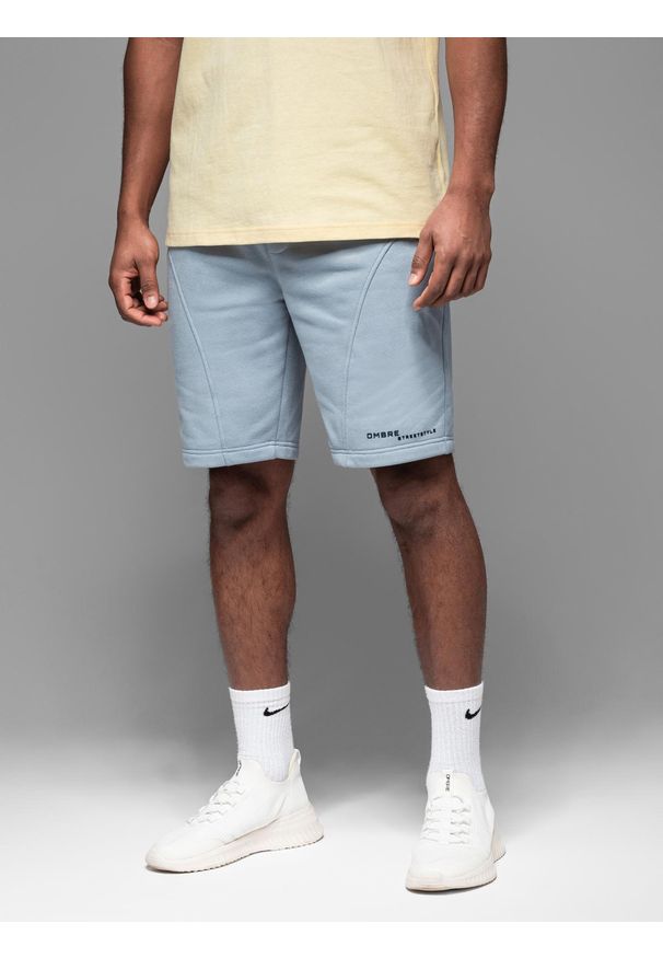 Ombre Clothing - Dopasowane męskie krótkie spodenki dresowe z nadrukami – jasnoniebieskie V1 - Rozmiar: M. Kolor: niebieski. Materiał: dresówka. Długość: krótkie. Wzór: nadruk. Styl: sportowy