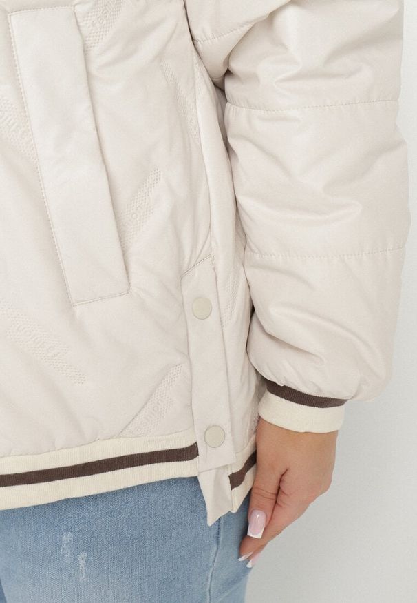 Born2be - Beżowa Kurtka Pikowana z Odpinanym Kapturem i Ozdobnymi Ściągaczami Dorseli. Okazja: na co dzień. Kolekcja: plus size. Kolor: beżowy. Długość: długie. Wzór: aplikacja. Materiał: jeans. Długość rękawa: długi rękaw. Sezon: jesień. Styl: casual, elegancki