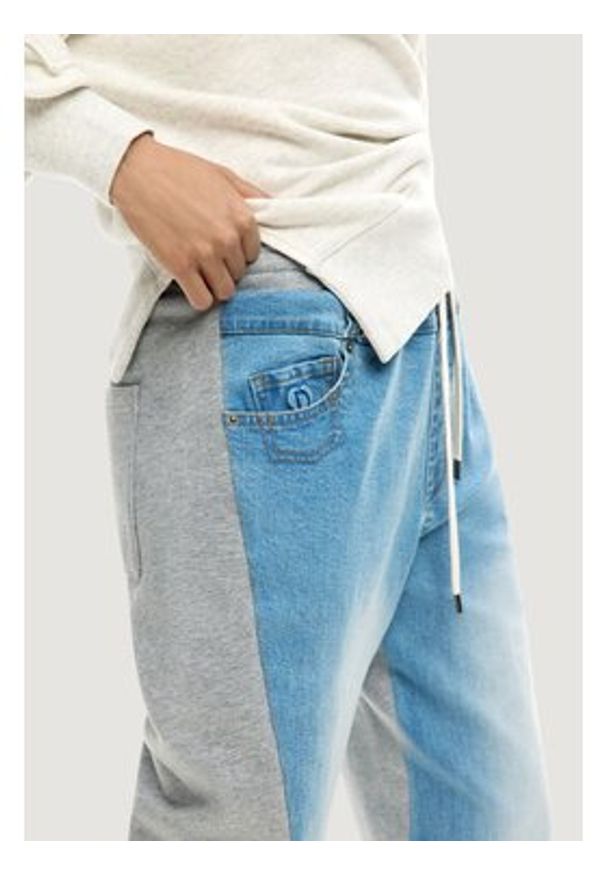 Desigual Spodnie dresowe Sportti 26SWDD42 Szary Relaxed Fit. Kolor: szary. Materiał: bawełna