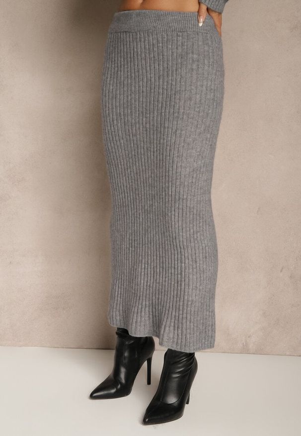 Renee - Szary Komplet z Dzianiny z Wełną w Prążki Golf i Ołówkowa Spódnica Falirea. Kolor: szary. Materiał: dzianina, wełna. Wzór: prążki