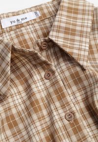 Renee - Beżowa Koszula z Bawełny Typu Crop w Kratę Ozdobiona Marszczeniem Risettes. Okazja: na co dzień. Kolor: beżowy. Materiał: bawełna. Wzór: aplikacja. Styl: casual #8