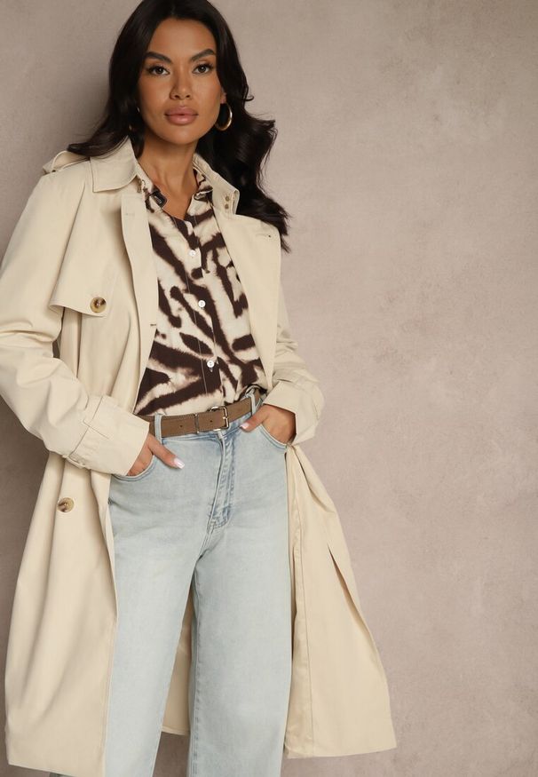 Renee - Beżowy Dwurzędowy Płaszcz Trencz z Paskiem i Elegancką Klapą Fireti. Okazja: na co dzień, na spotkanie biznesowe. Kolor: beżowy. Materiał: jeans. Długość rękawa: długi rękaw. Długość: długie. Styl: elegancki
