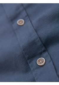 Ombre Clothing - Męska koszula lniana z klasycznym kołnierzykiem i kieszeniami REGULAR FIT – niebieska V4 - Rozmiar: L. Okazja: na co dzień. Typ kołnierza: kołnierzyk klasyczny. Kolor: niebieski. Materiał: len. Długość: długie. Wzór: aplikacja. Sezon: wiosna, lato. Styl: klasyczny