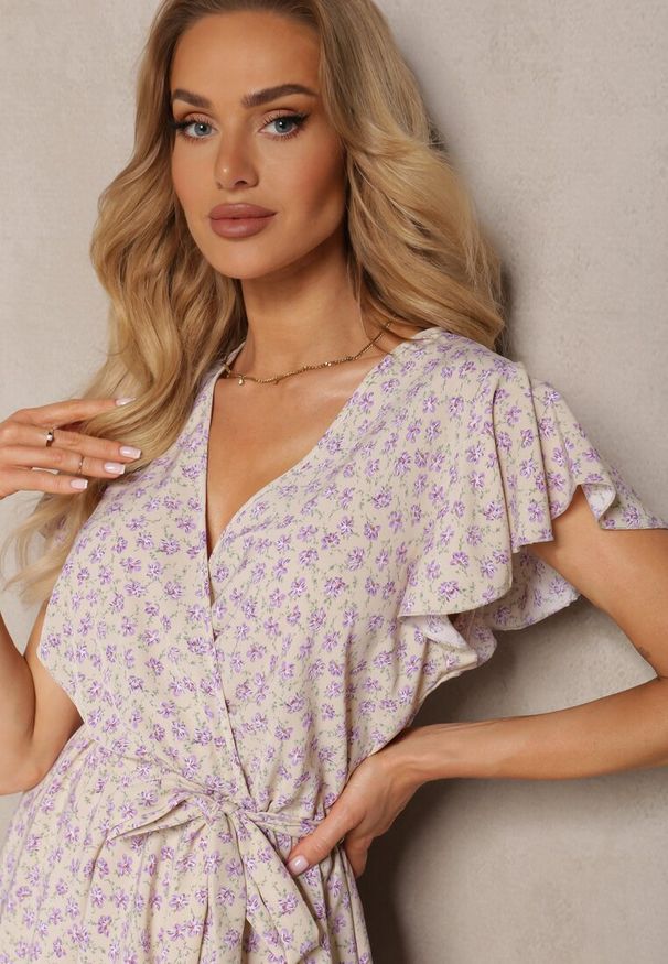 Renee - Beżowo-Fioletowa Kwiecista Sukienka z Falbankami z Gumką w Talii i Materiałowym Paskiem Nannesa. Typ kołnierza: kołnierz z falbankami. Kolor: beżowy. Materiał: materiał. Długość rękawa: krótki rękaw