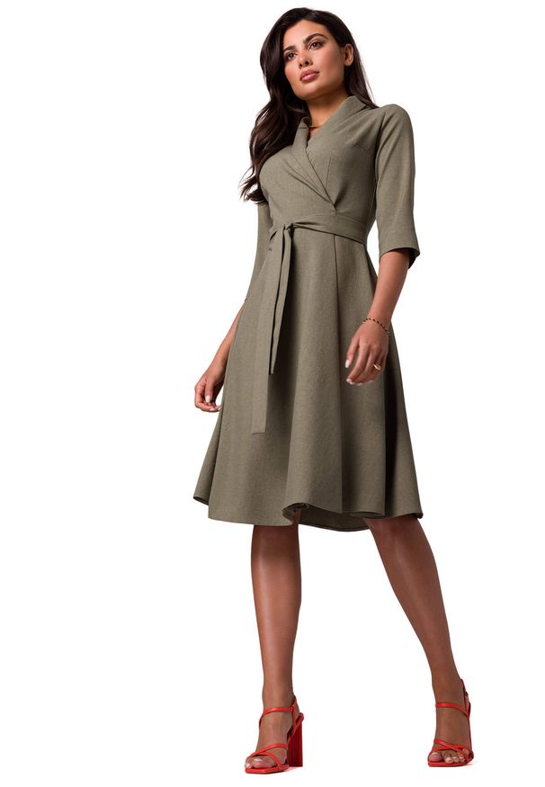 Sukienki.shop - Rozkloszowana sukienka kopertowa z wiązaniem w pasie khaki. Okazja: do pracy. Kolor: brązowy. Typ sukienki: kopertowe. Styl: wizytowy, elegancki