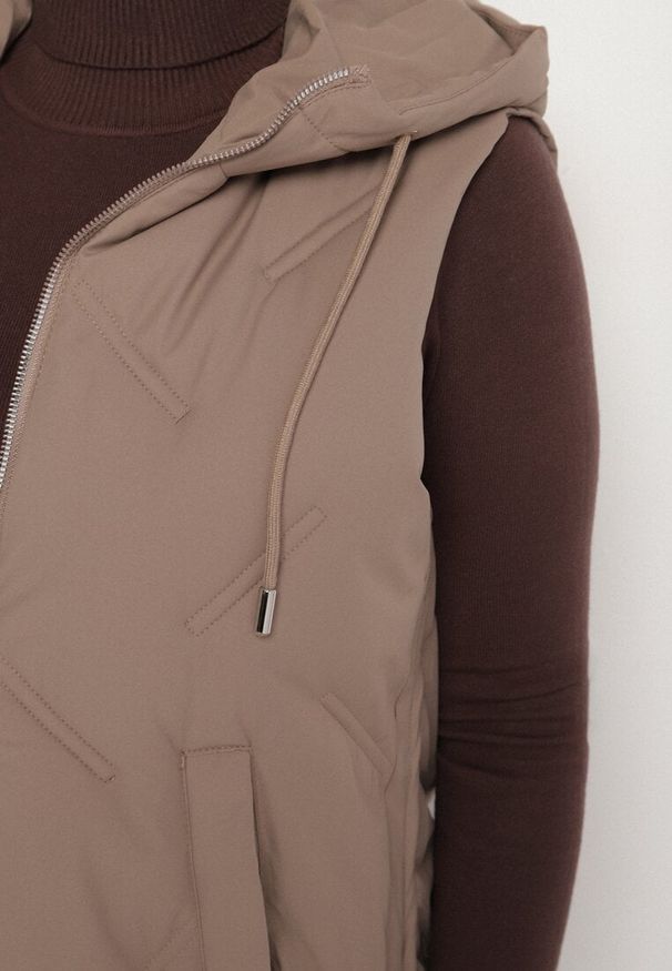Born2be - Ciemnobeżowa Przejściowa Kamizelka z Pikowanymi Przeszyciami i Kapturem Fesolira. Okazja: na co dzień. Kolekcja: plus size. Kolor: beżowy. Materiał: jeans. Styl: casual, sportowy