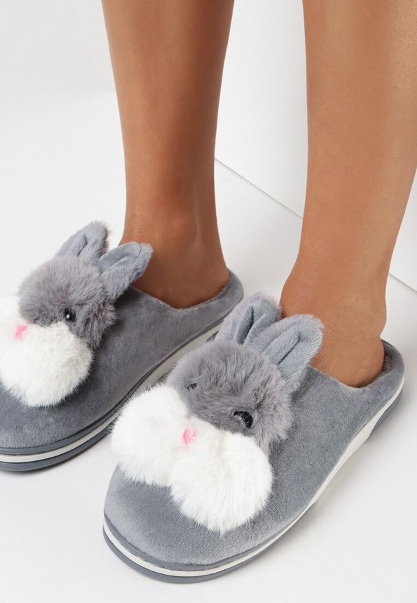 Born2be - Szare Kapcie Chlorythia. Okazja: na co dzień. Zapięcie: bez zapięcia. Kolor: szary. Materiał: welur, materiał. Wzór: aplikacja. Styl: casual