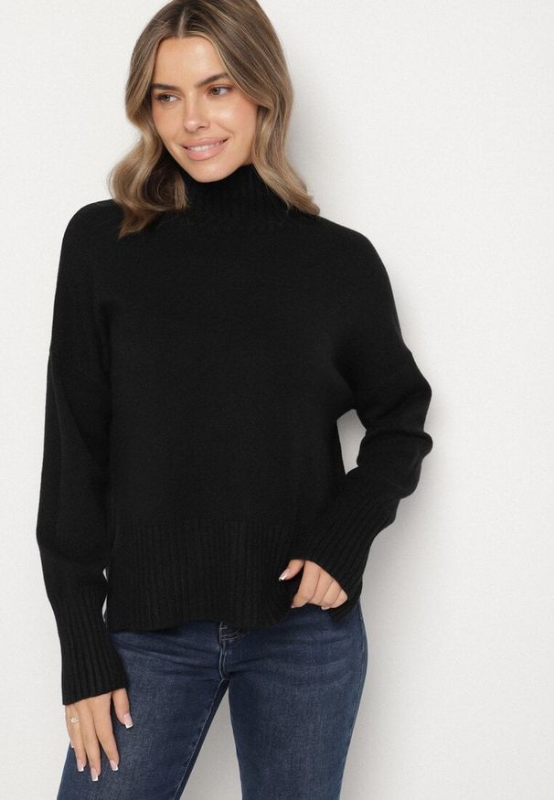 Born2be - Czarny Gładki Golf w Klasycznym Stylu Ralenatia. Okazja: na co dzień. Typ kołnierza: golf. Kolor: czarny. Materiał: skóra, jeans. Długość rękawa: długi rękaw. Długość: długie. Wzór: gładki. Styl: klasyczny