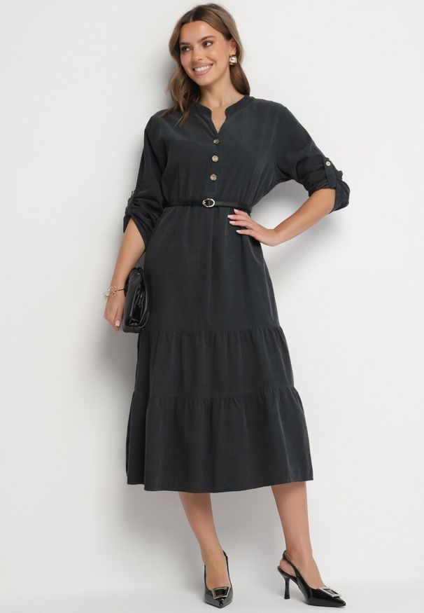 Born2be - Ciemnoszara Bawełniana Rozkloszowana Sukienka z Falbanką i Regulowanymi Rękawami Rivesi. Okazja: na co dzień. Typ kołnierza: kołnierz z falbankami, dekolt w kształcie V. Kolor: szary. Materiał: bawełna. Typ sukienki: proste. Styl: casual, elegancki