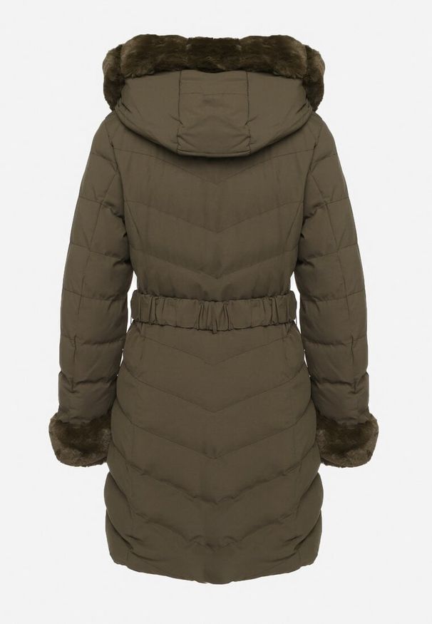 Born2be - Ciemnozielona Pikowana Kurtka Zimowa z Paskiem i Futerkowymi Obszyciami z Możliwością Odpięcia Hedirra. Okazja: na co dzień. Kolor: zielony. Materiał: futro, jeans. Długość rękawa: długi rękaw. Długość: długie. Sezon: zima. Styl: elegancki, casual