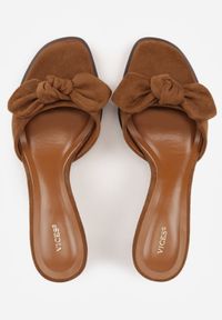 Renee - Brązowe Klapki na Szpilce VICES Ozdobione z Przodu Kokardą Adneiros. Okazja: na imprezę. Kolor: brązowy. Materiał: satyna. Wzór: aplikacja. Obcas: na szpilce #7