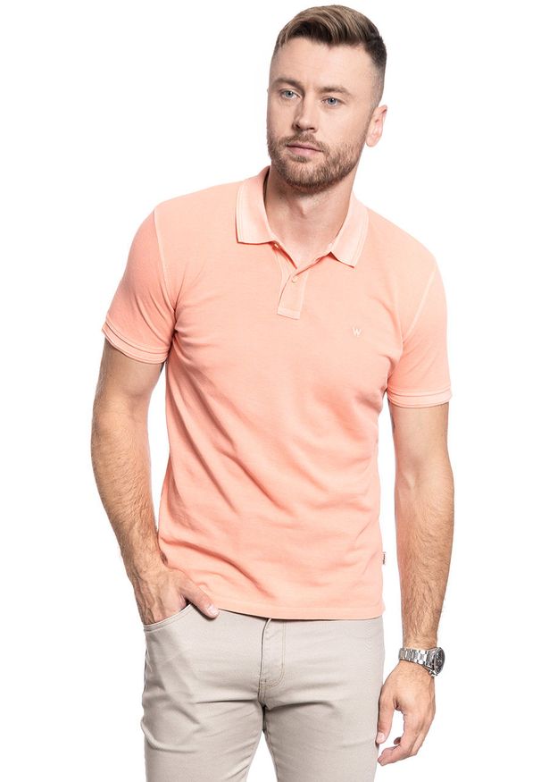 Wrangler - MĘSKA KOSZULKA POLO WRANGLER SS OVERDYE POLO MELON ORANGE W7F4KQA04. Typ kołnierza: polo. Kolor: pomarańczowy