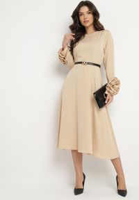 Born2be - Beżowa Sukienka Wieczorowa Ozdobiona Paskiem i Kwiatami 3D Temarita. Kolor: beżowy. Wzór: aplikacja, kwiaty. Styl: wizytowy #1