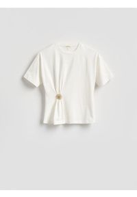 Reserved - T-shirt z ozdobną klamrą - złamana biel. Materiał: dzianina, bawełna #1