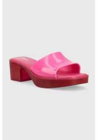 melissa - Melissa klapki MELISSA SHAPE AD damskie kolor różowy na słupku M.32955.AG076. Kolor: różowy. Materiał: materiał, guma, kauczuk. Wzór: gładki. Obcas: na słupku. Wysokość obcasa: średni #2