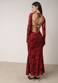 Born2be - Czerwona Dopasowana Sukienka VICES z Odkrytymi Plecami Ozdobiona Tiulową Koronką Ravita. Okazja: na randkę. Typ kołnierza: dekolt kwadratowy. Kolor: czerwony. Materiał: tiul, koronka. Wzór: aplikacja, koronka. Typ sukienki: dopasowane. Styl: elegancki #4