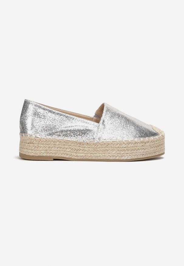 Born2be - Srebrne Lakierowane Espadryle na Plecionej Platformie Brigitte. Wysokość cholewki: przed kostkę. Nosek buta: okrągły. Kolor: srebrny. Materiał: lakier. Szerokość cholewki: normalna. Wzór: aplikacja. Sezon: lato, wiosna. Obcas: na platformie