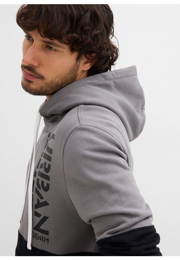 bonprix - Bluza z kapturem slim fit. Typ kołnierza: kaptur. Kolor: czarny. Wzór: nadruk. Styl: sportowy