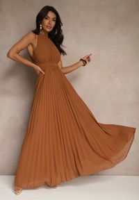 Renee - Brązowa Sukienka Maxi bez Rękawów z Gumką w Talii z Plisowanej Tkaniny Pesstia. Kolor: brązowy. Materiał: tkanina. Długość rękawa: bez rękawów. Typ sukienki: rozkloszowane. Długość: maxi