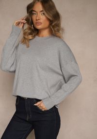 Renee - Szary Nietoperzowy Sweter w Minimalistycznym Stylu Raliava. Okazja: na co dzień. Kolor: szary. Materiał: skóra, jeans. Styl: casual, elegancki #2