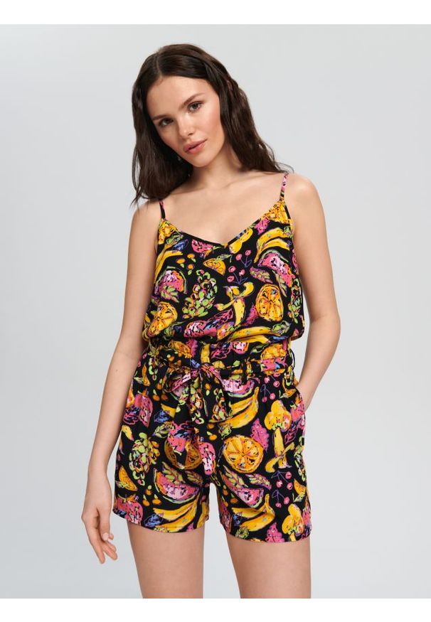 Sinsay - Szorty z paskiem - czarny. Kolor: czarny. Materiał: skóra, wiskoza