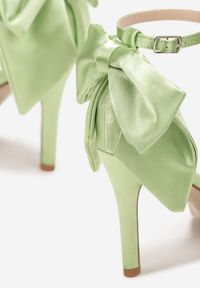 Renee - Zielone Satynowe Sandały na Szpilce z Kokardą Chetha. Kolor: zielony. Materiał: satyna. Obcas: na szpilce. Styl: wizytowy #5