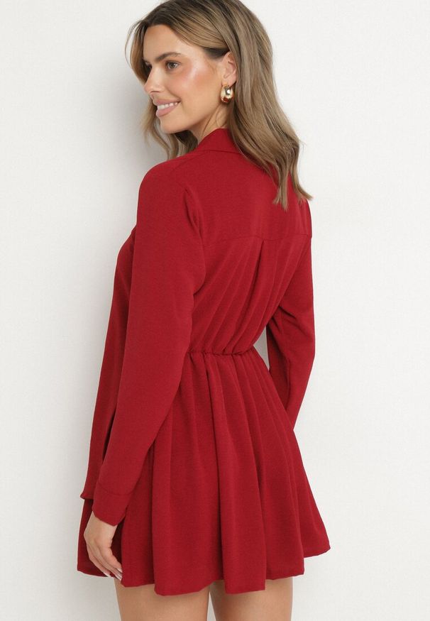 Born2be - Bordowa Asymetryczna Sukienka o Koszulowym Kroju z Gumką w Talii Elodina. Kolor: czerwony. Długość rękawa: długi rękaw. Typ sukienki: asymetryczne, koszulowe. Styl: sportowy, elegancki