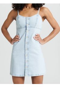Sinsay - Jeansowa sukienka mini - niebieski. Kolor: niebieski. Materiał: jeans. Długość rękawa: na ramiączkach. Długość: mini #1