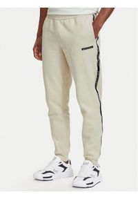 EA7 Emporio Armani Spodnie dresowe 7M002198 AF10377 U1079 Beżowy jasny Slim Fit. Kolor: beżowy. Materiał: bawełna #1
