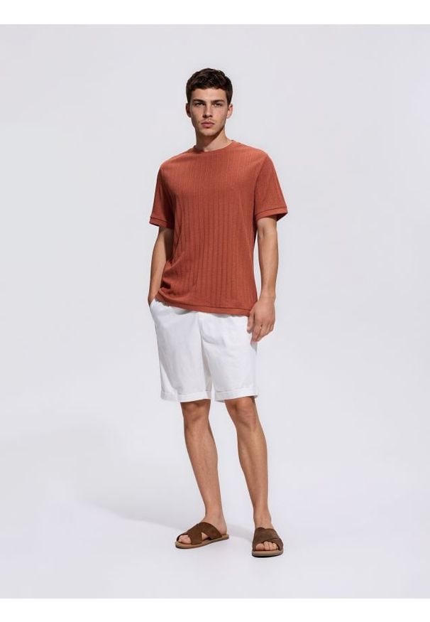 Reserved - Strukturalny t-shirt regular fit - bordowy. Kolor: czerwony. Materiał: dzianina