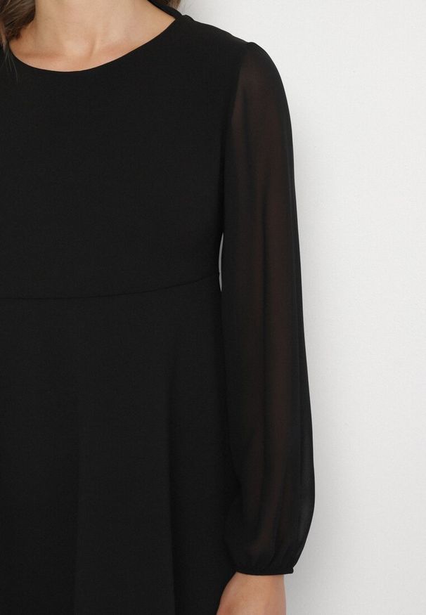 Born2be - Czarna Sukienka o Rozkloszowanym Kroju z Półtransparentnymi Rękawami Edalinne. Okazja: na co dzień, do pracy. Kolor: czarny. Materiał: skóra. Typ sukienki: proste. Styl: casual, elegancki