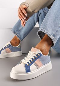 Renee - Biało-Niebieskie Buty Sneakersy ze Złotymi Aplikacjami na Grubej Podeszwie z Ozdobną Wstawką Bordea. Kolor: biały. Materiał: jeans. Wzór: aplikacja #1