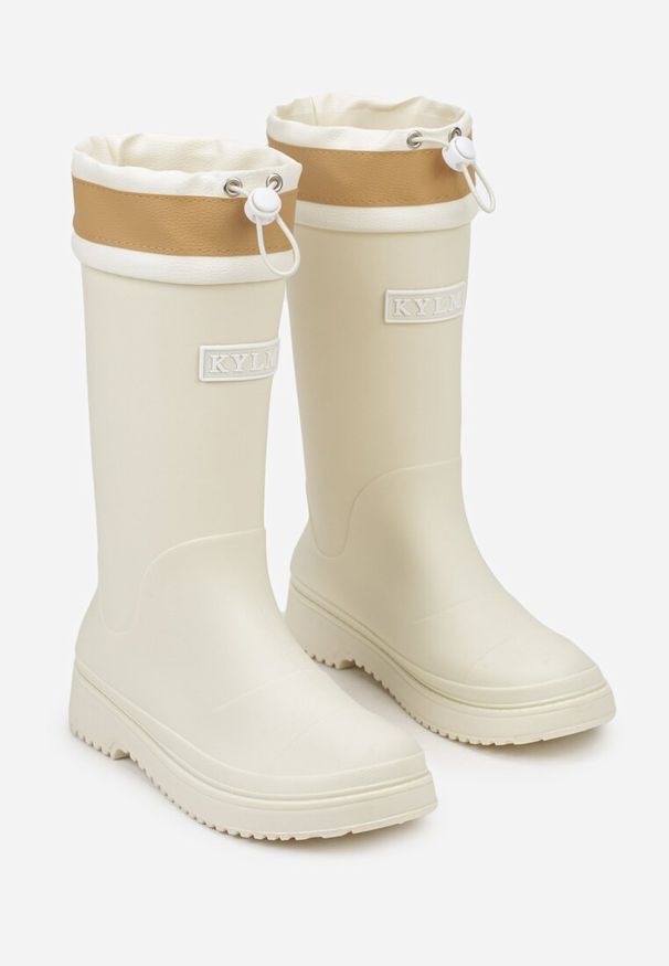 Born2be - Białe Kalosze ze Ściąganą Cholewką i Napisem Oveslia. Okazja: na co dzień. Kolor: biały. Materiał: jeans. Szerokość cholewki: normalna. Wzór: napisy. Sezon: wiosna. Styl: casual, klasyczny