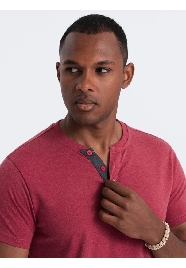 Ombre Clothing - T-shirt męski z okrągłym rozpinanym dekoltem henley – czerwony V1 - Rozmiar: L. Okazja: na co dzień. Typ kołnierza: typu henley. Kolor: czerwony. Materiał: poliester, bawełna. Styl: casual