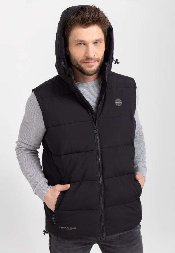 Volcano - Pikowany bezrękawnik z kapturem V-EGON. Okazja: na co dzień. Typ kołnierza: kaptur. Materiał: materiał, puch, polar. Długość rękawa: bez rękawów. Styl: klasyczny, casual, sportowy