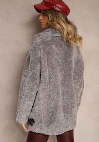 Renee - Szara Futrzana Kurtka Typu Baranek z Ozdobnymi Paskami i Dwurzędowym Zapięciem Nikira. Okazja: na co dzień. Kolor: szary. Materiał: futro. Długość rękawa: długi rękaw. Długość: długie. Wzór: paski. Styl: casual, klasyczny #5