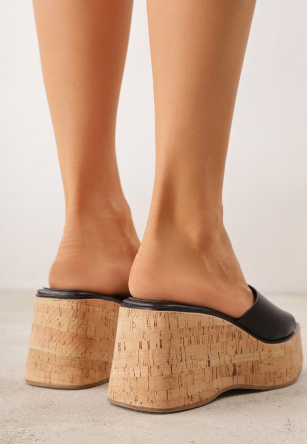 Born2be - Czarne Klapki VICES z Kwadratowym Noskiem na Koturnie z Imitacji Korka Cordereida. Okazja: na co dzień. Kolor: czarny. Materiał: jeans, len. Wzór: haft. Sezon: lato. Obcas: na koturnie. Styl: casual