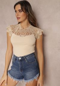 Renee - Beżowa Koronkowa Bluzka z Ozdobnym Dekoltem i Krótkim Rękawem Fereile. Kolor: beżowy. Materiał: koronka. Długość rękawa: krótki rękaw. Długość: krótkie. Wzór: ażurowy #4