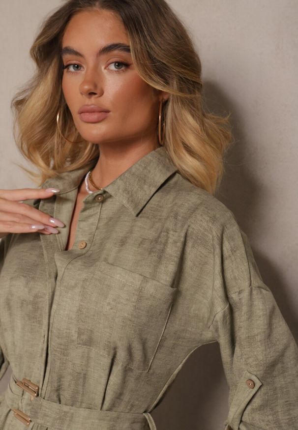 Renee - Zielona Sukienka Koszulowa z Paskiem z Klamrą i Kieszonką Parmio. Okazja: na co dzień, na spotkanie biznesowe, do pracy. Kolor: zielony. Długość rękawa: długi rękaw. Typ sukienki: koszulowe. Styl: casual, biznesowy, elegancki, klasyczny