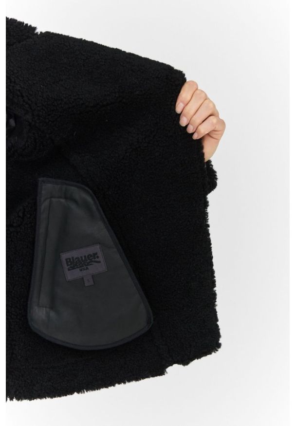 Blauer USA - BLAUER Czarny kożuch damski z pikowanymi rękawami, Rozmiar L. Kolor: czarny