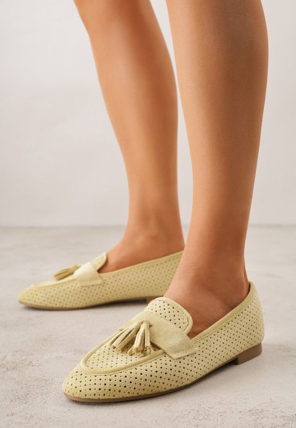Renee - Żółte Perforowane Mokasyny z Imitacji Zamszu Zdobione Frędzlami Vaeliane. Okazja: na co dzień. Kolor: żółty. Materiał: zamsz. Wzór: aplikacja. Styl: casual, elegancki