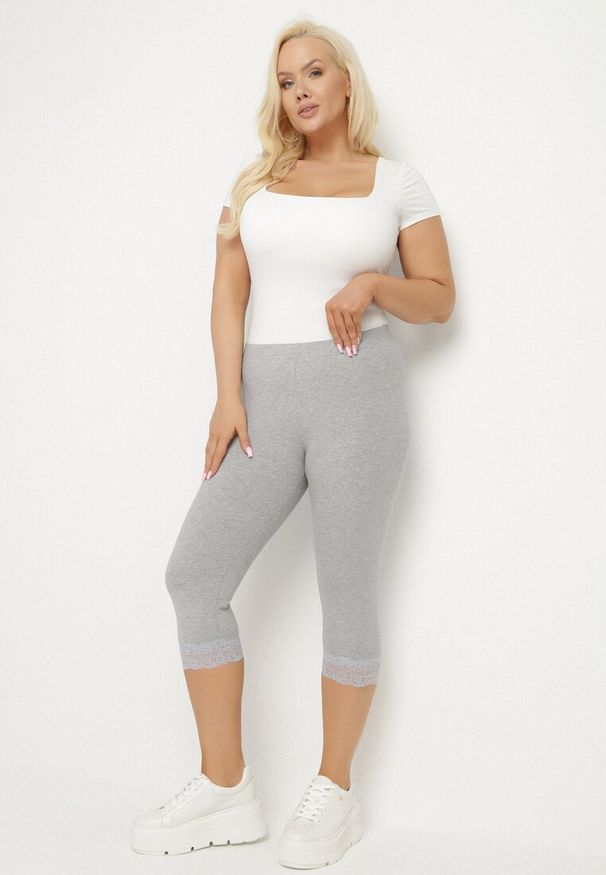 Born2be - Szare Spodnie Bawełniane Legginsy 3/4 z Koronką Amaratna. Kolor: szary. Materiał: bawełna, koronka. Wzór: koronka. Sezon: lato