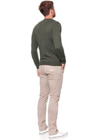 Wrangler - MĘSKI SWETER WRANGLER CREW KNIT DUSTY OLIVE W85672P45. Kolor: zielony. Styl: klasyczny #5