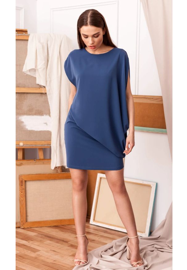 Sukienki.shop - Elegancka sukienka z asymetryczną falbaną drapowana różowa. Okazja: na komunię, na ślub cywilny, na wesele, na imprezę. Kolor: różowy. Typ sukienki: asymetryczne. Styl: elegancki