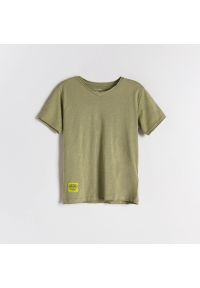 Reserved - Bawełniany t-shirt z naszywką - Zielony. Kolor: zielony. Materiał: bawełna. Wzór: aplikacja #1