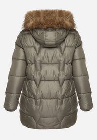 Born2be - Zielona Kurtka z Pikowanymi Przeszyciami i Kapturem z Futrem Azinga. Okazja: na spacer. Typ kołnierza: golf. Kolekcja: plus size. Kolor: zielony. Materiał: futro. Styl: elegancki #7
