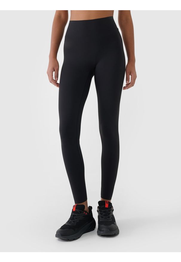 4f - 4F Legginsy treningowe szybkoschnące damskie - czarne XS. Stan: podwyższony. Kolor: czarny. Materiał: dzianina, włókno, syntetyk, materiał, elastan. Długość: do kostek. Wzór: gładki, ze splotem, jednolity. Sport: joga i pilates, fitness