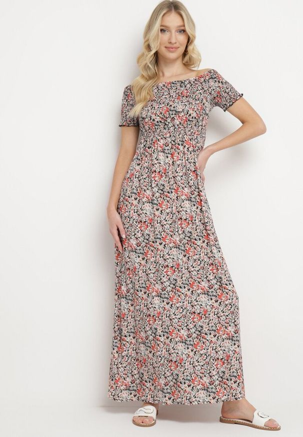 Born2be - Czarno-Beżowa Sukienka Hiszpanka Długa z Bawełny w Kwiatowy Print Mrosa. Typ kołnierza: dekolt hiszpanka. Kolor: czarny. Materiał: bawełna. Wzór: nadruk, kwiaty. Sezon: wiosna, lato. Typ sukienki: z odkrytymi ramionami. Styl: elegancki, boho. Długość: maxi