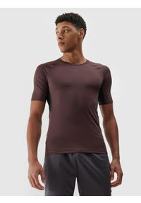 4f - Koszulka treningowa szybkoschnąca męska - brązowa. Kolor: brązowy. Materiał: dzianina, włókno, materiał, elastan, syntetyk. Długość rękawa: krótki rękaw. Długość: krótkie. Wzór: gładki, ze splotem. Sport: fitness